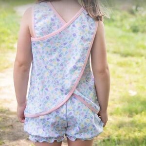 Pristine Like new JAMES & LOTTIE girl's two piece short set in full bloom 3T